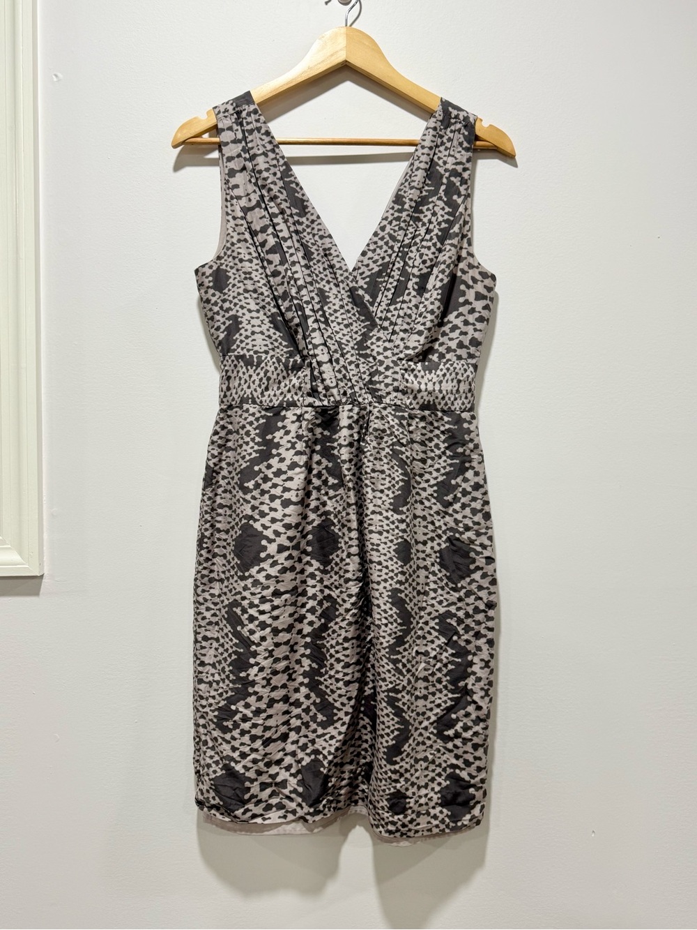 Banana Republic 100% Silk Snakeskin Sleeveless Cocktail Dress V-Neck Size 4